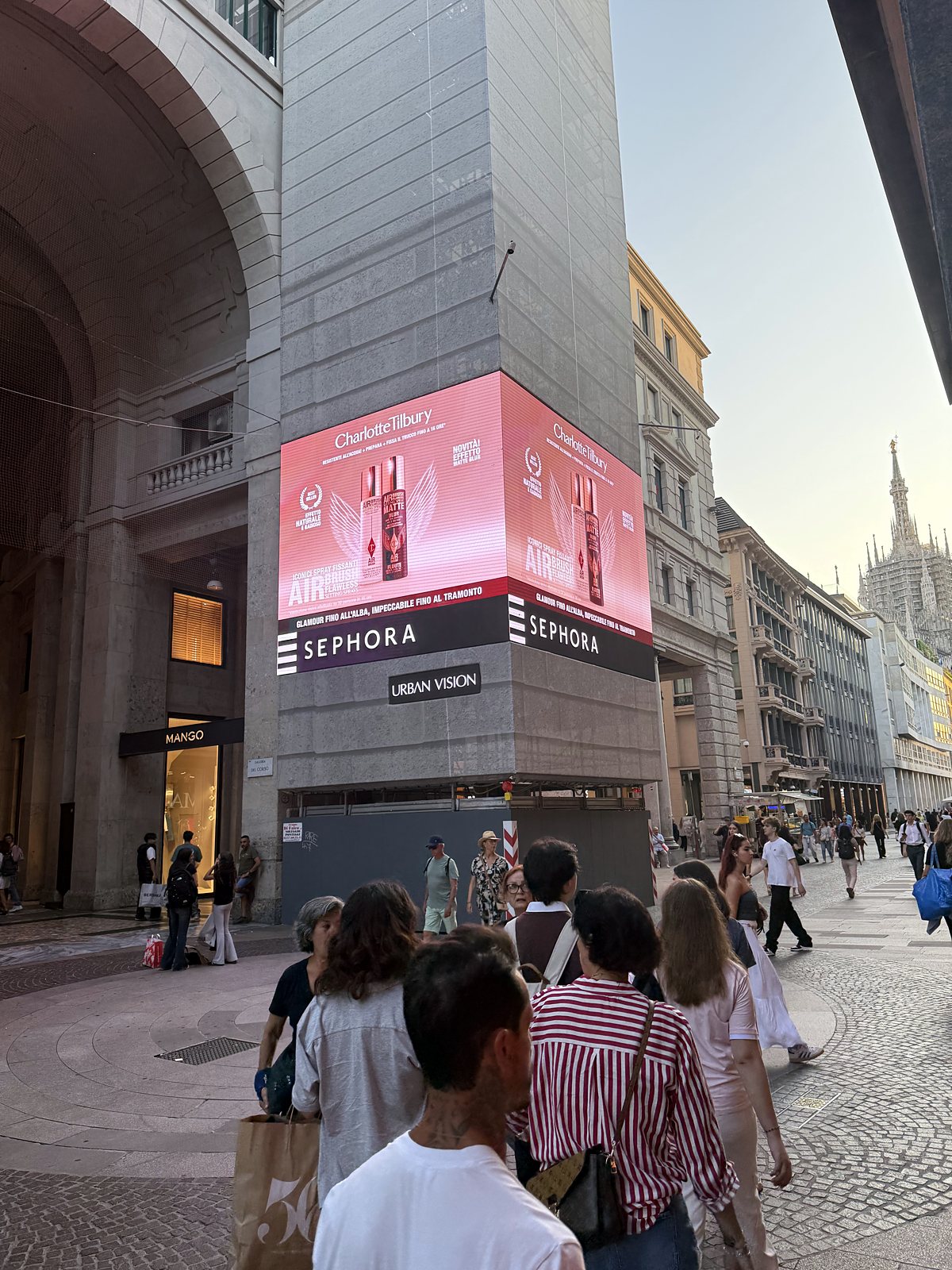 Ledwall d'angolo Urban Vision in centro a Milano