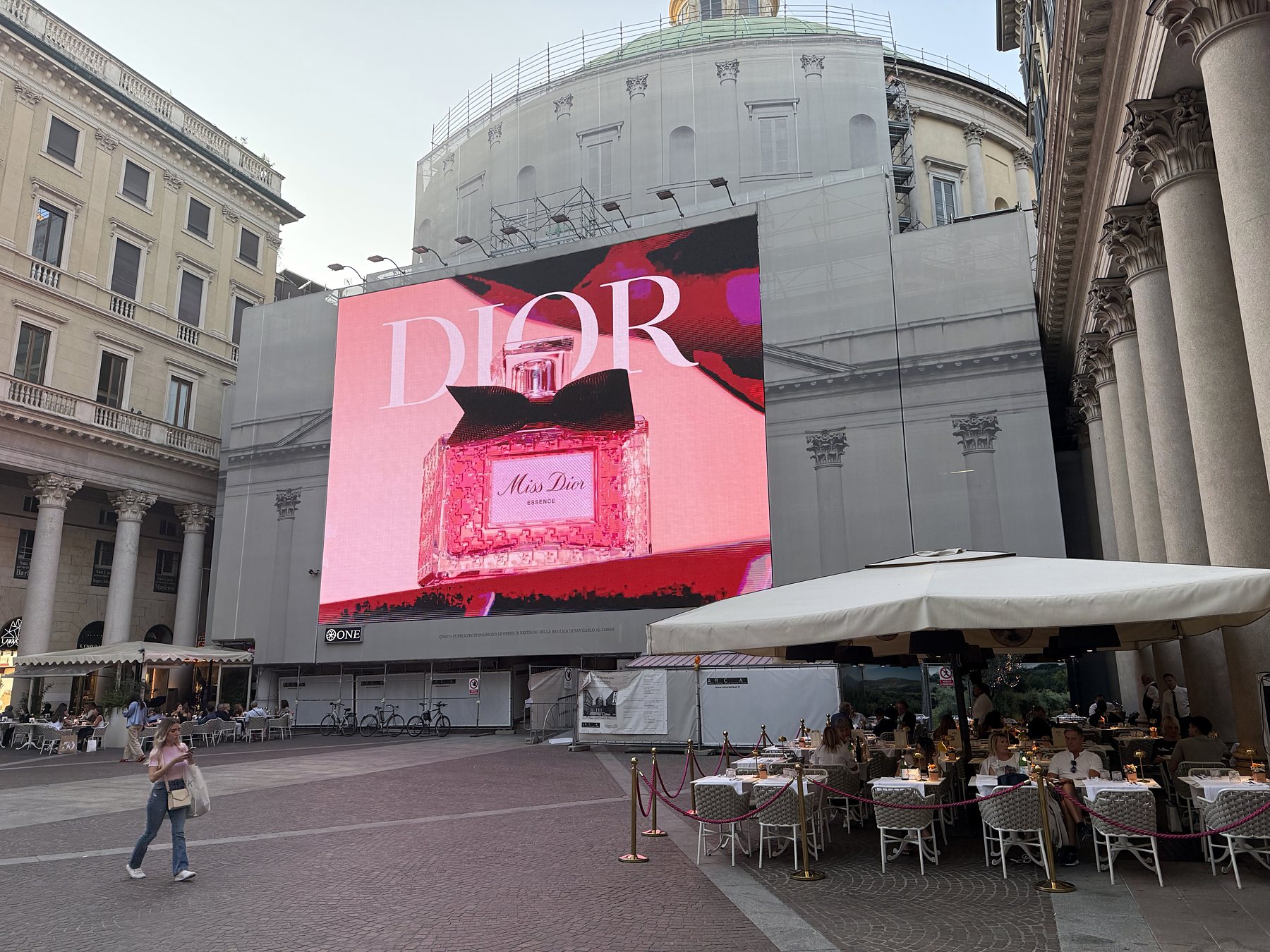Maxi affissione LED di One in Piazza San Carlo a Milano