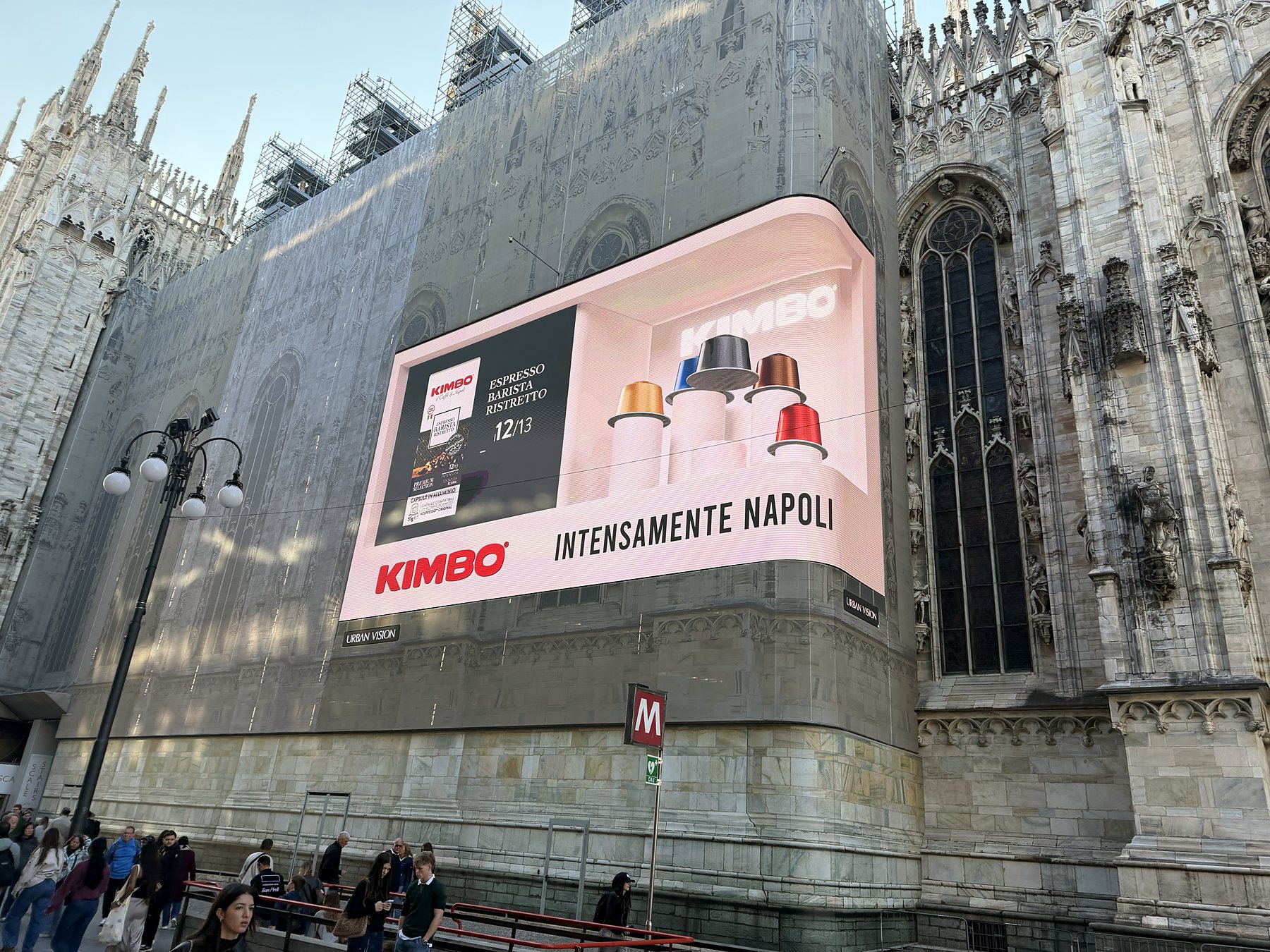 Ledwall curvo sul ponteggio del Duomo di Milano