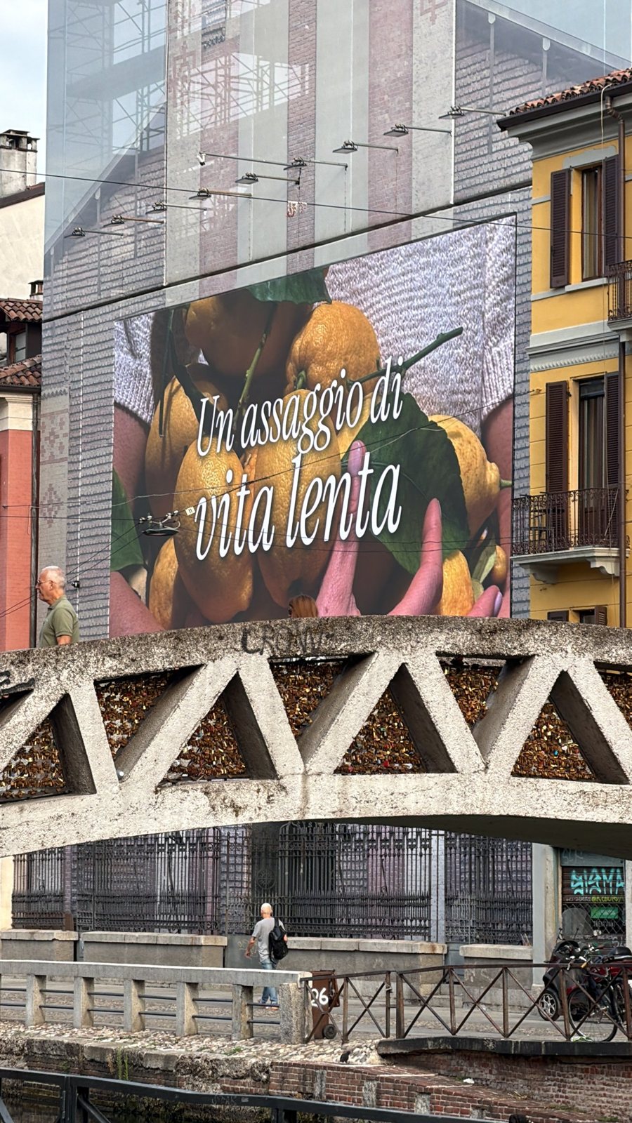 Maxi affissione LED sui Navigli a Milano
