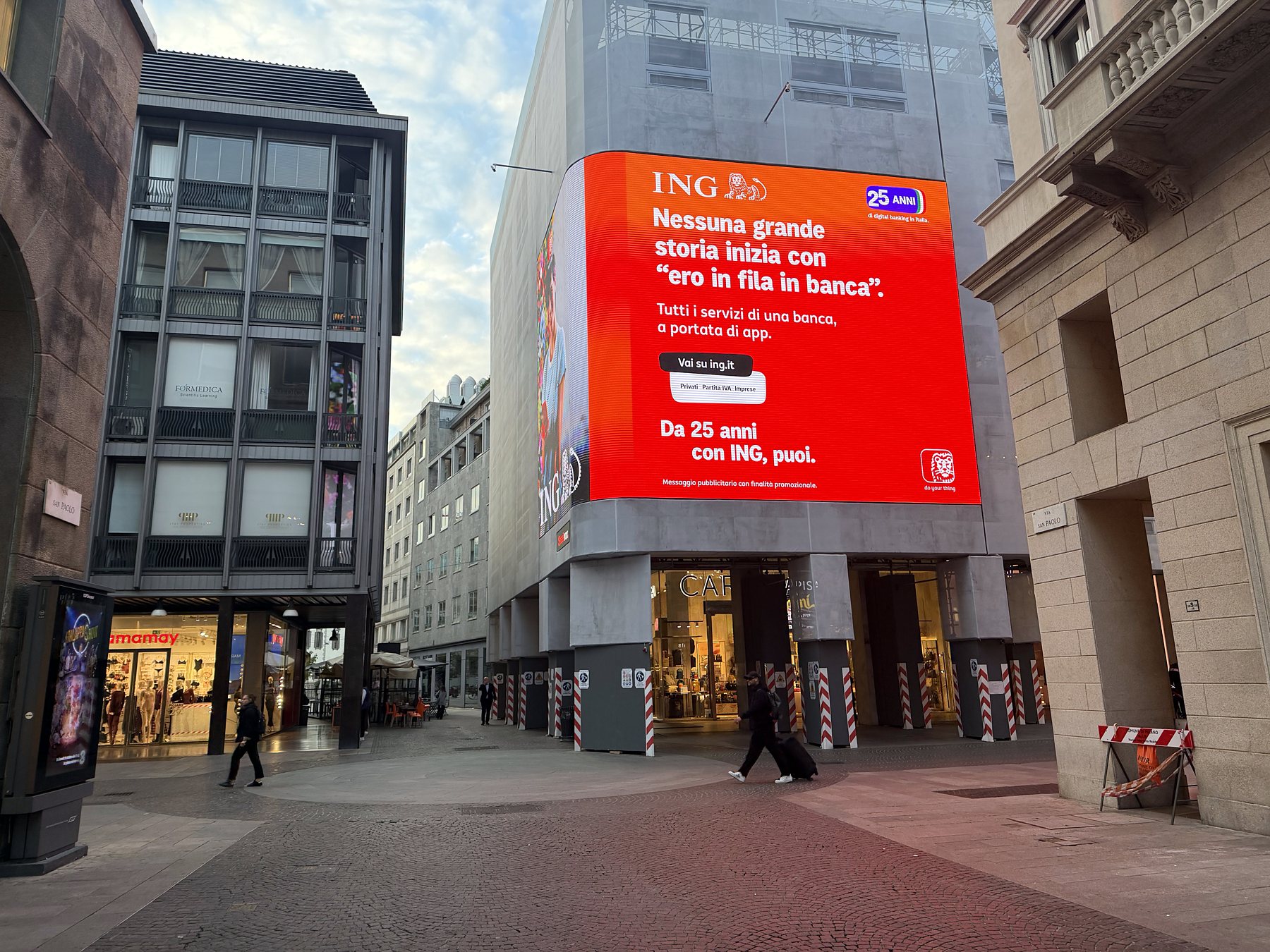 Ledwall d'angolo su ponteggio