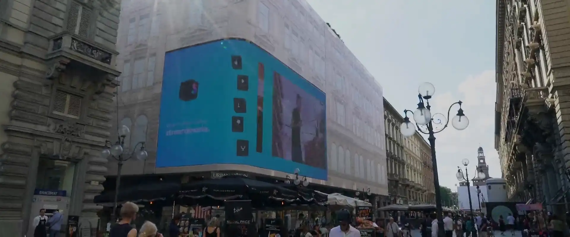 Maxi affissione LED curva Urban Vision in Via Dante a Milano, con il Castello Sforzesco sullo sfondo