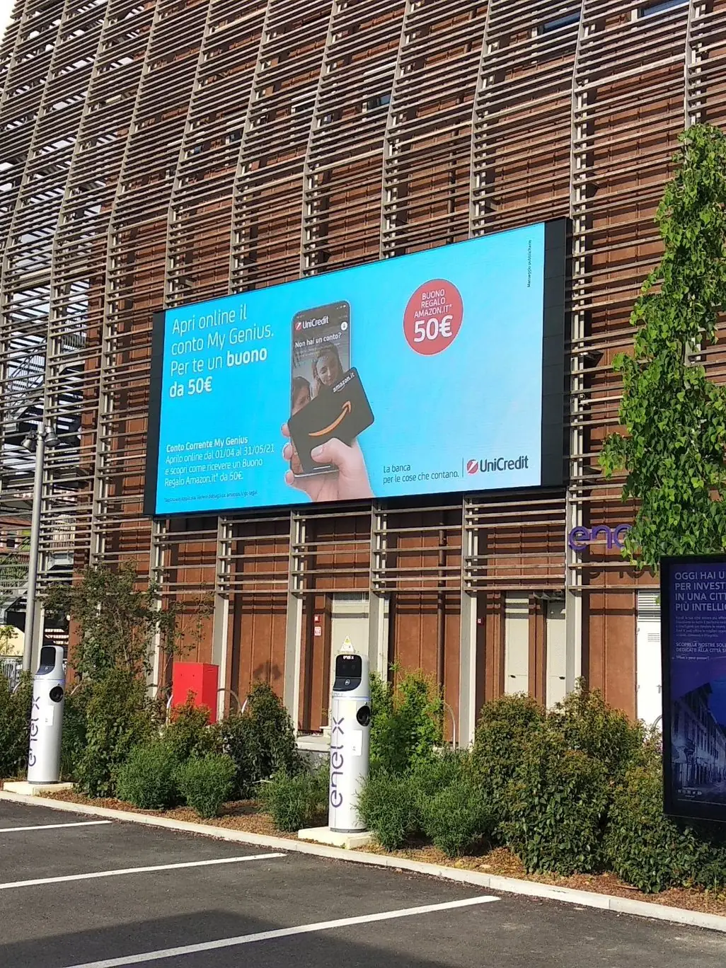 Ledwall sulla parete esterna del centro GreenPea a Torino