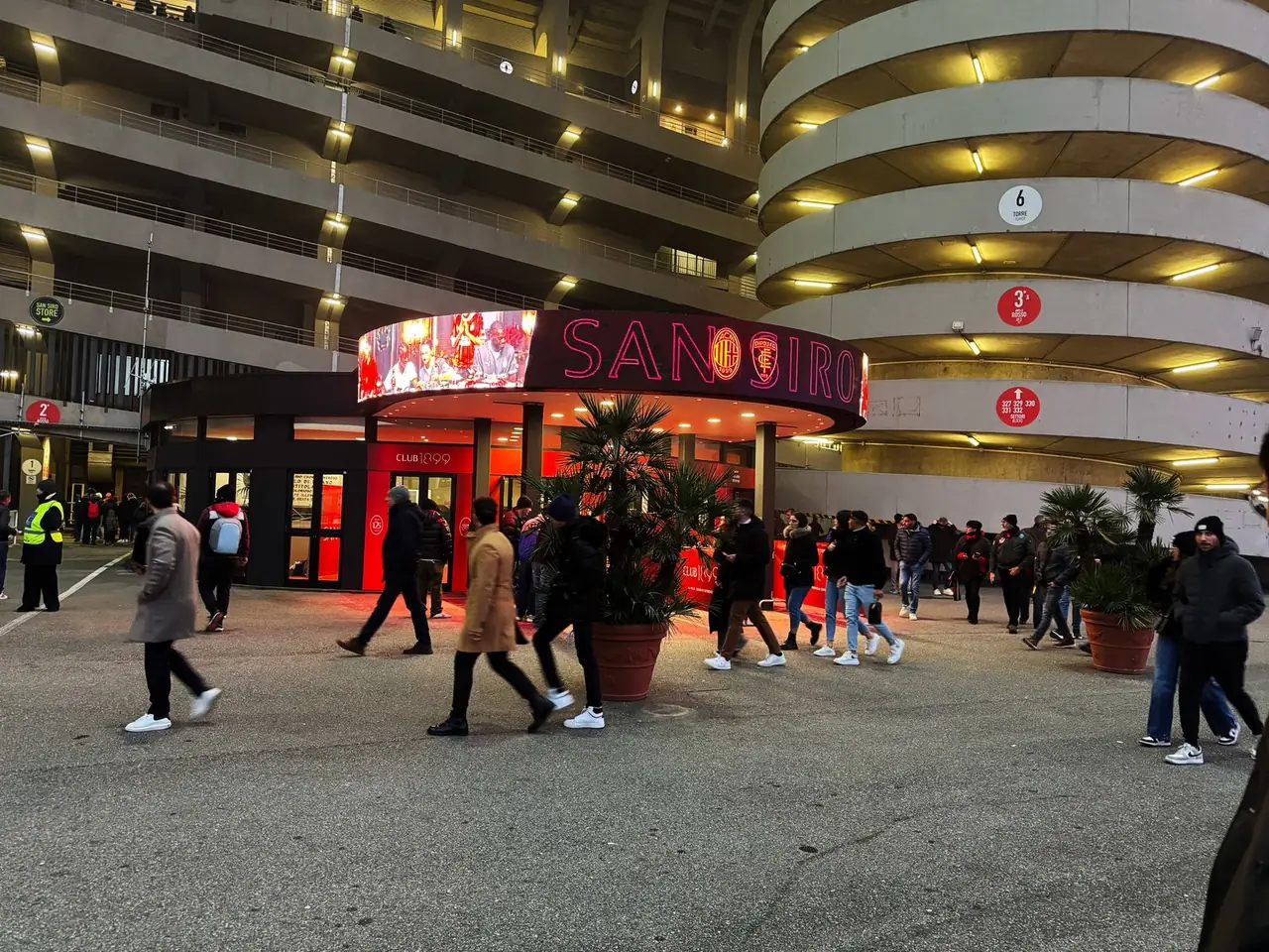 Ledwall circolare all'ingresso dell'area hospitality dello stadio San Siro