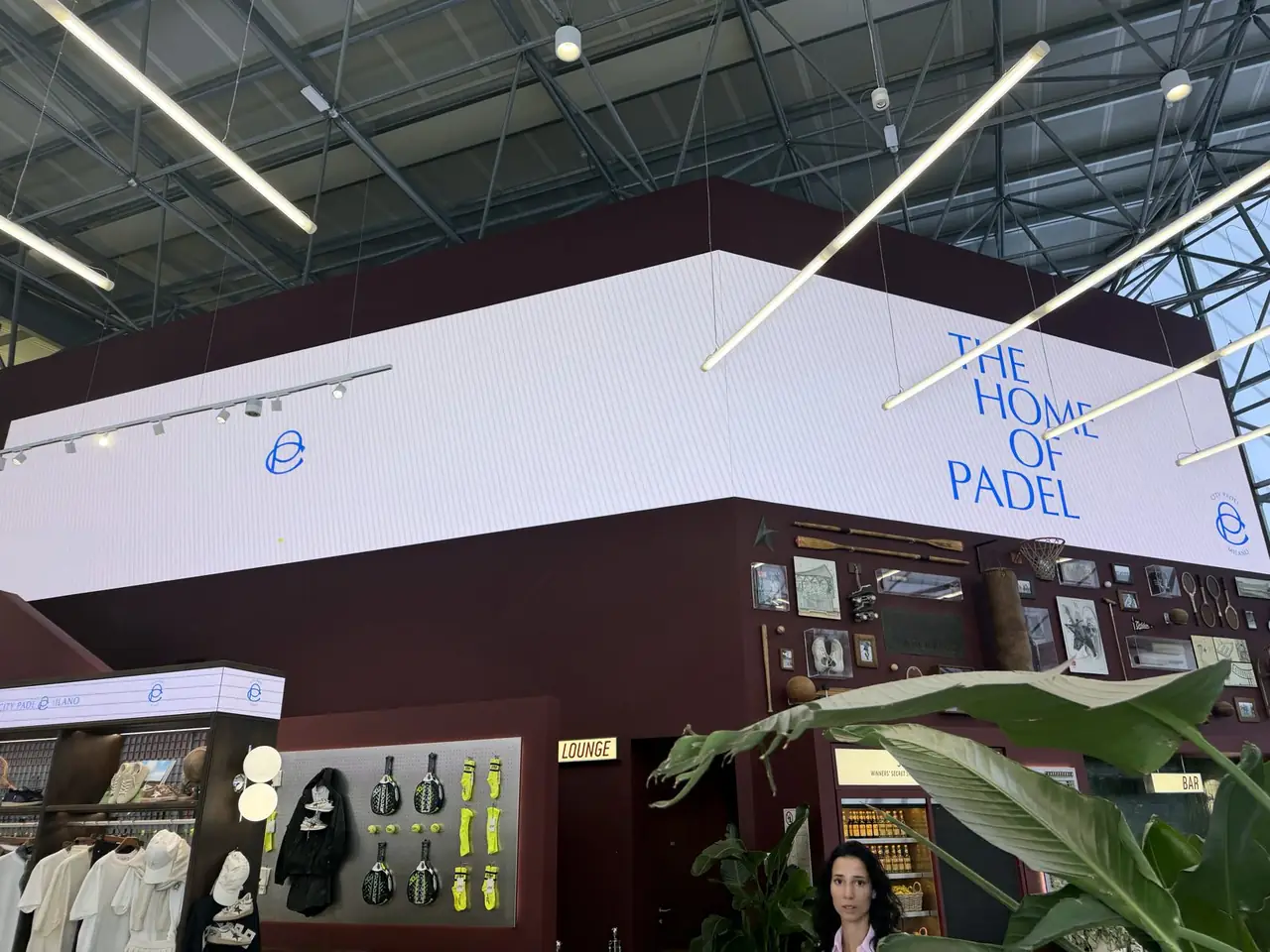 Fascia LED con la scritta The Home of Padel sopra l'area shop