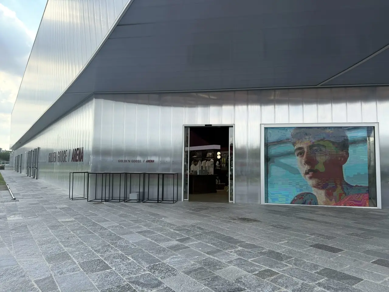 Ledwall esterno sulla facciata del club Golden Goose Padel a CityLife, Milano
