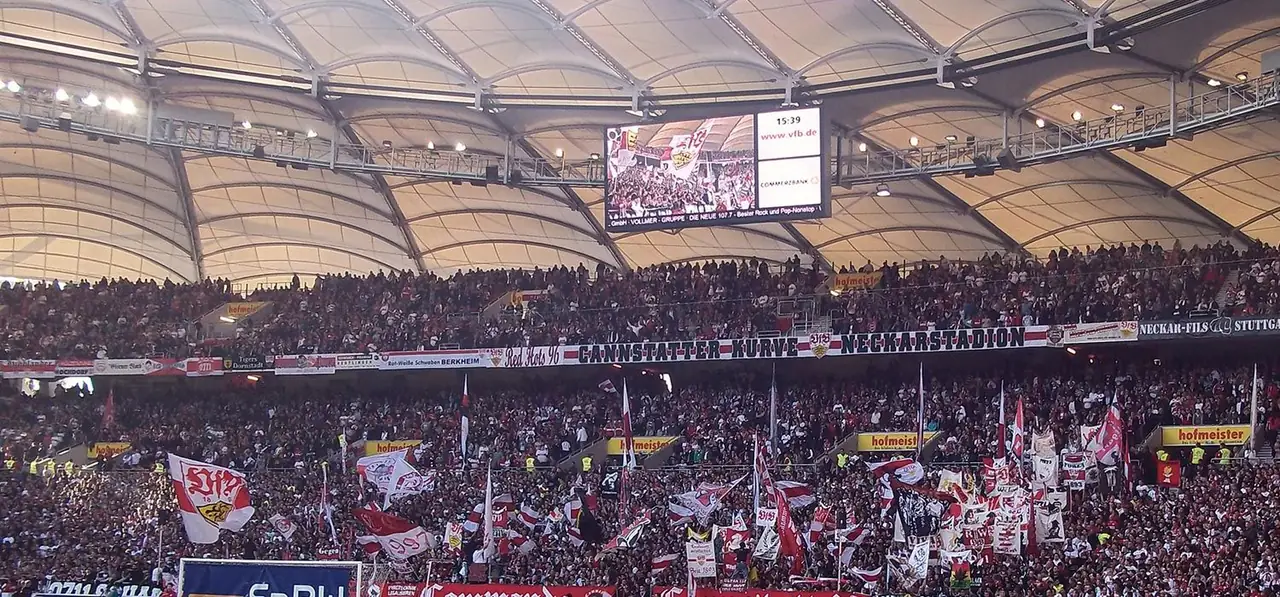 Maxischermo LED sopra la curva dello stadio di Stoccarda
