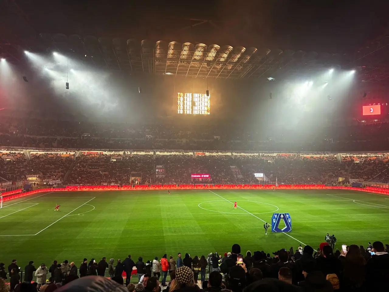 Maxischermo e bordocampo LED accesi allo stadio San Siro prima di una partita serale