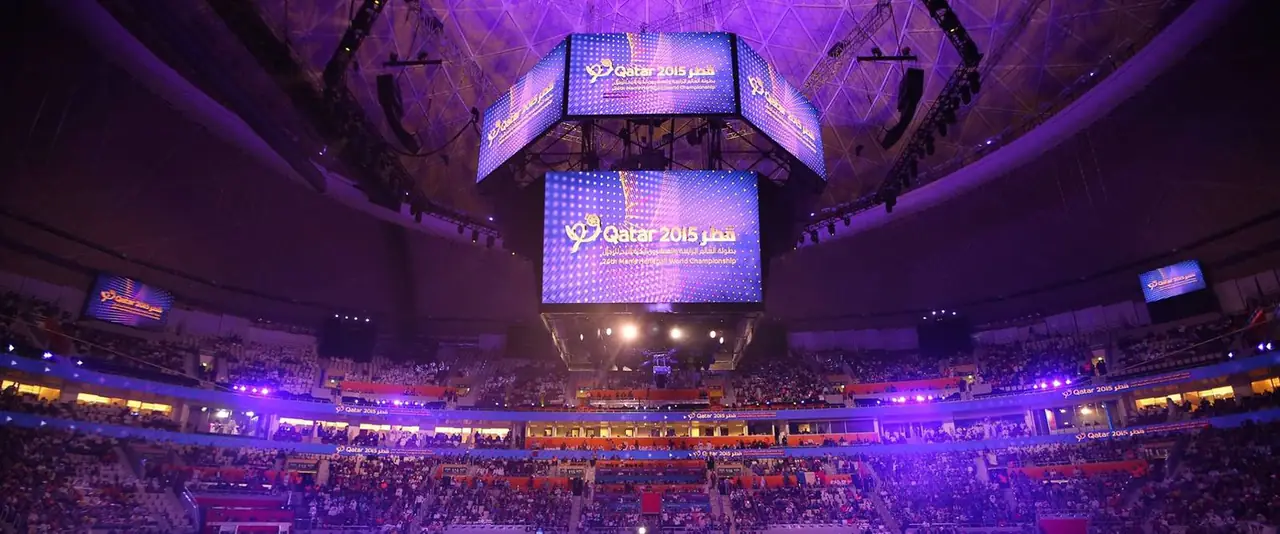 Central hung LED sospeso al centro dell'arena di Lusail illuminata di viola