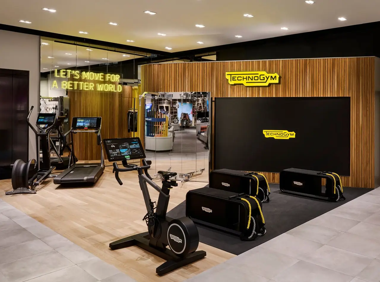 Ledwall su parete in legno nello spazio Technogym a Londra