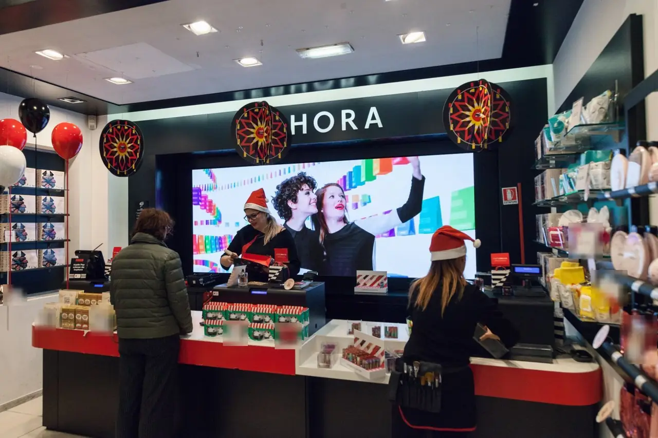 Ledwall curvo e colonna LED nel negozio Sephora in Duomo a Milano