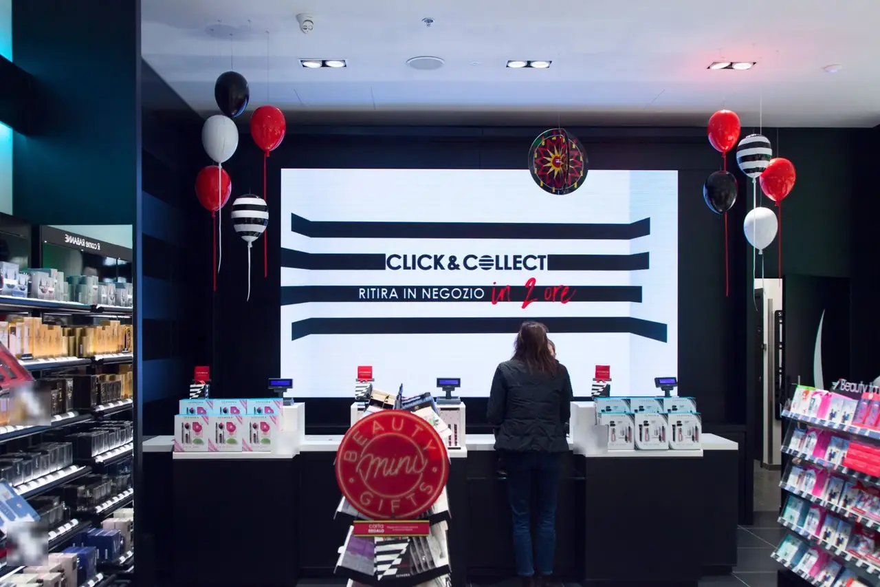 Ledwall dietro le casse del negozio Sephora