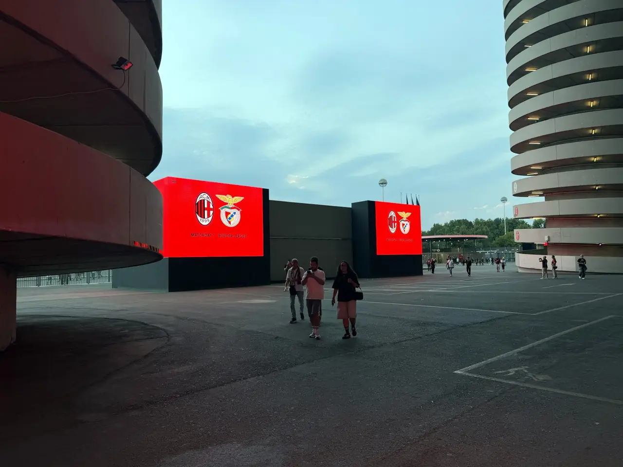 Ledwall pubblicitari esterni ai piedi delle torri dello stadio San Siro