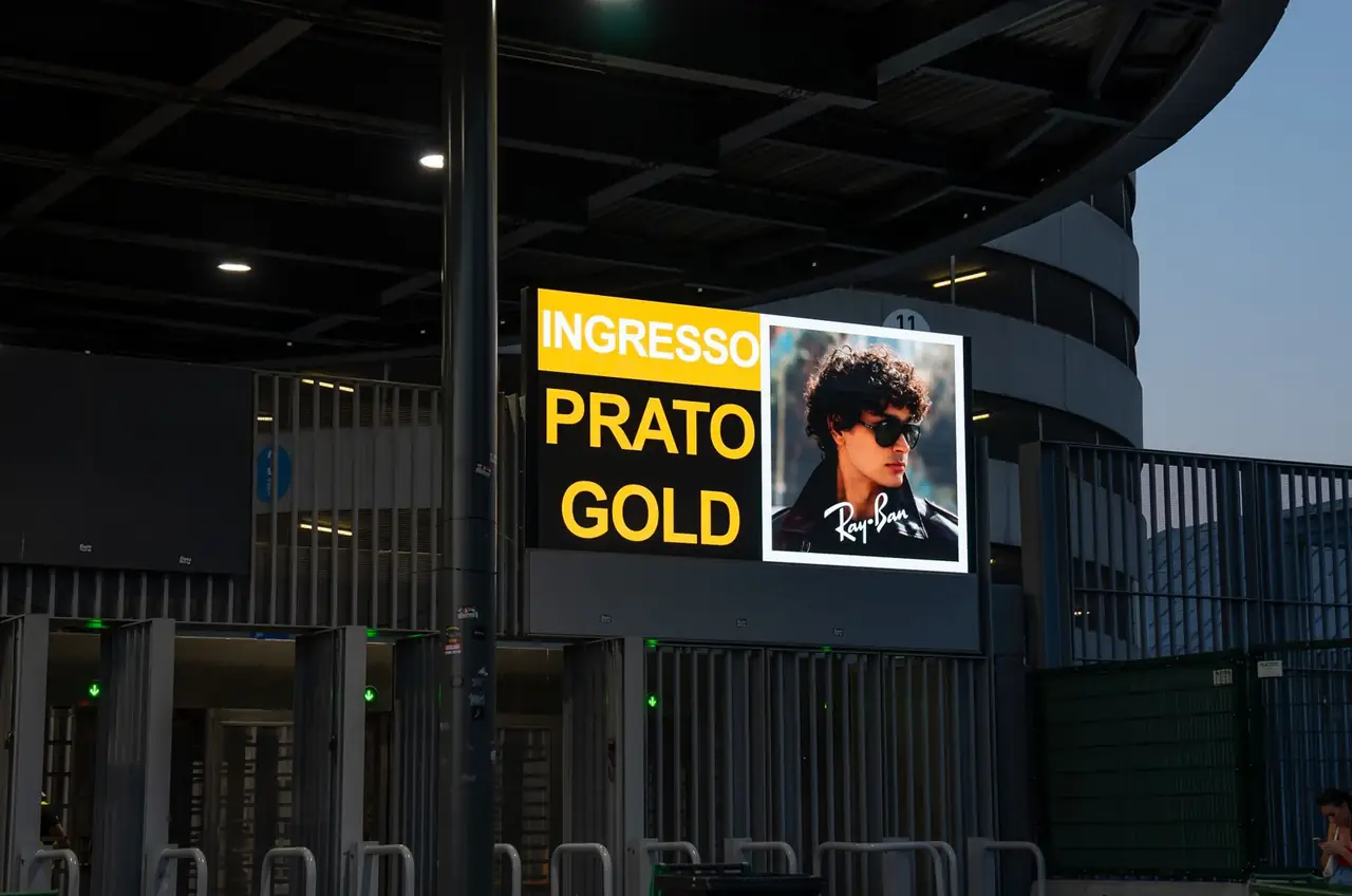 Schermo LED sopra i tornelli di un ingresso dello stadio San Siro