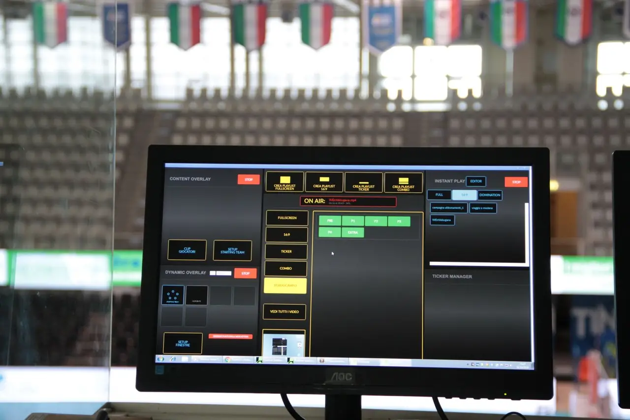 Postazione di regia FluidNEXT a bordocampo con i comandi per overlay, instant play e bordocampo