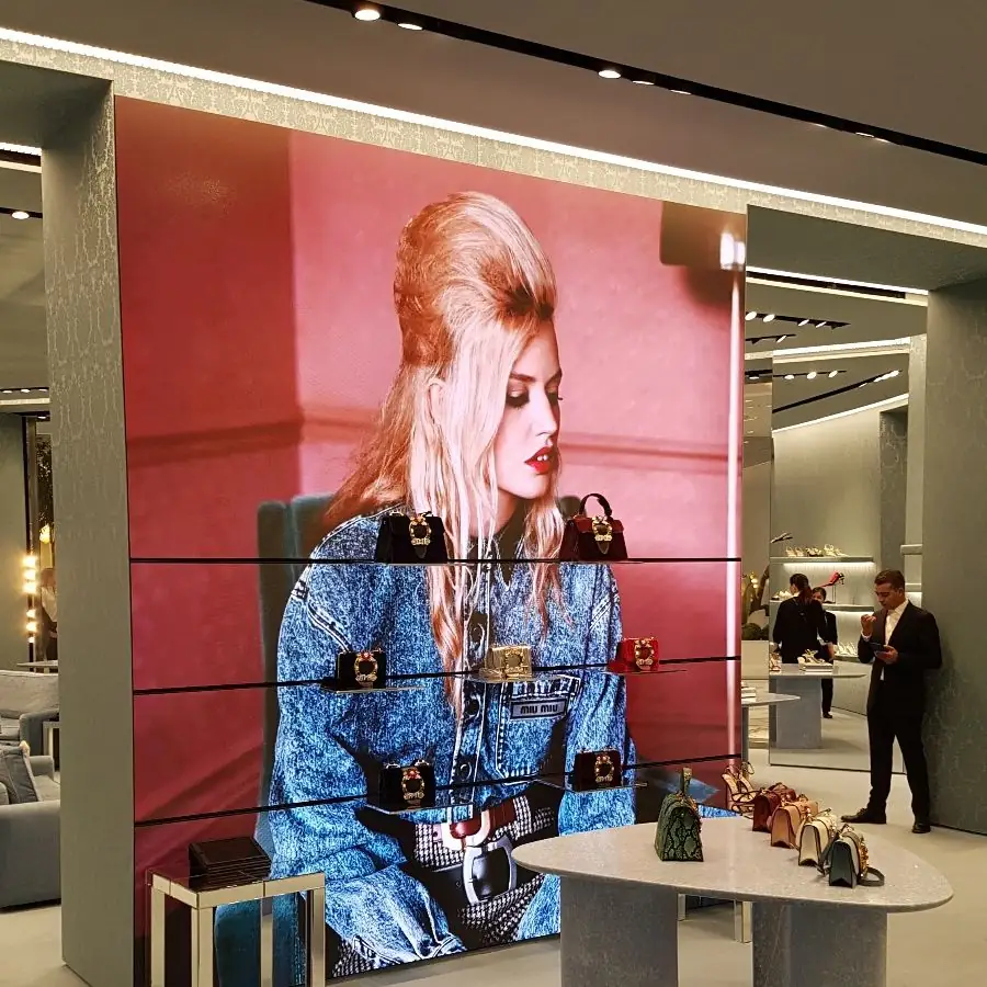Ledwall con mensole espositive in una boutique