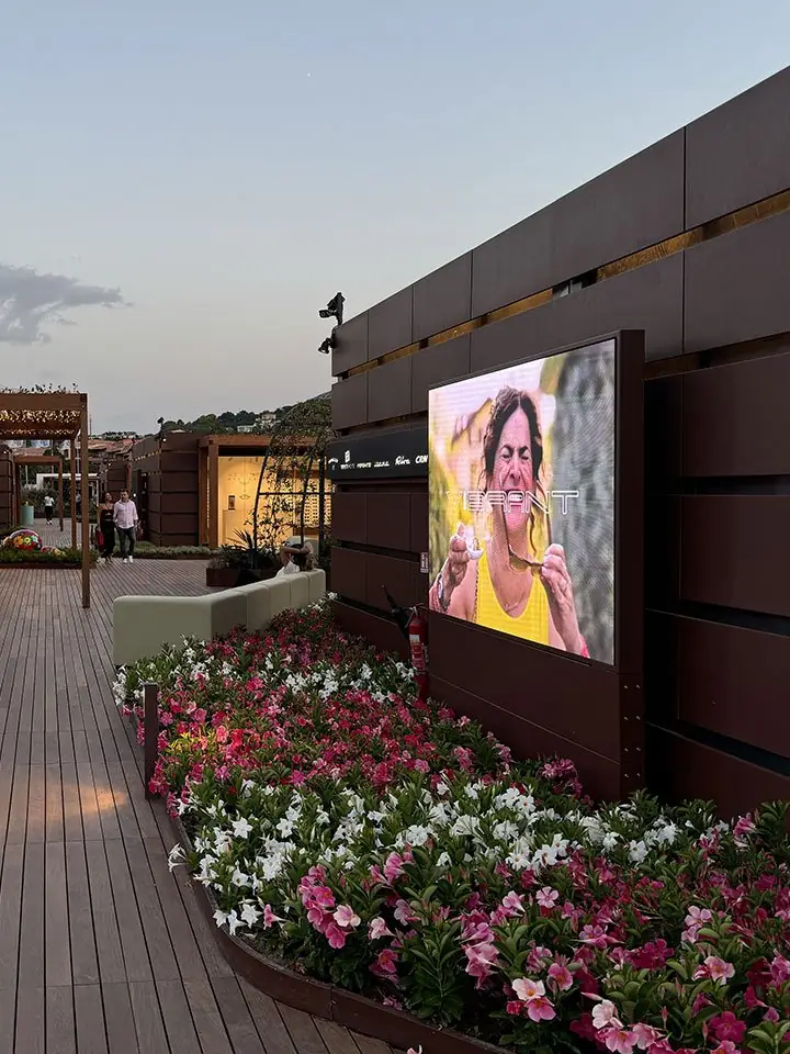 Totem LED per esterni lungo la passerella del Waterfront 2024