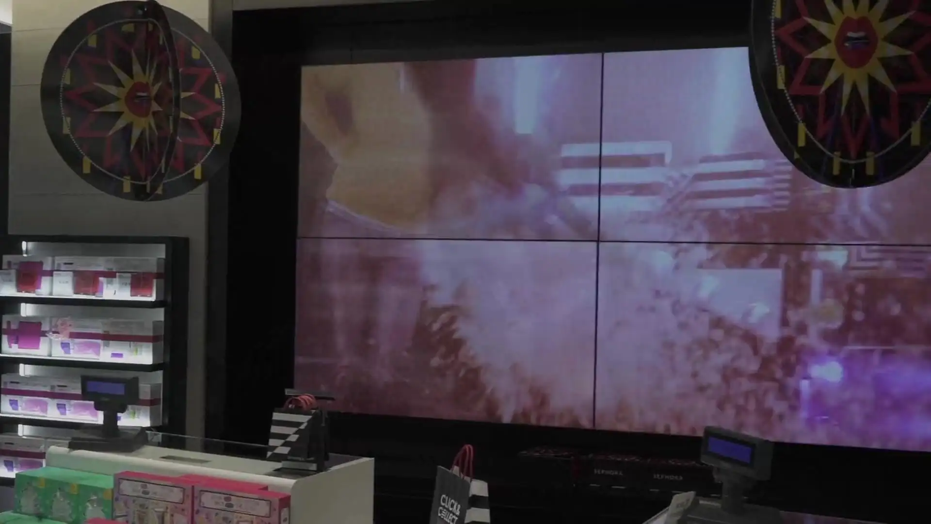 Ledwall con contenuti di campagna all'interno di uno store Sephora