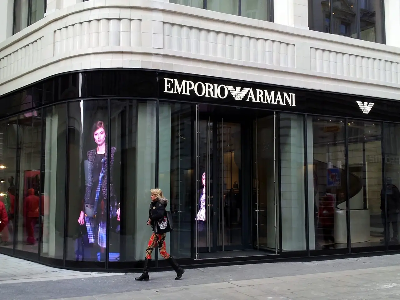 Ledwall in vetrina nello store Emporio Armani