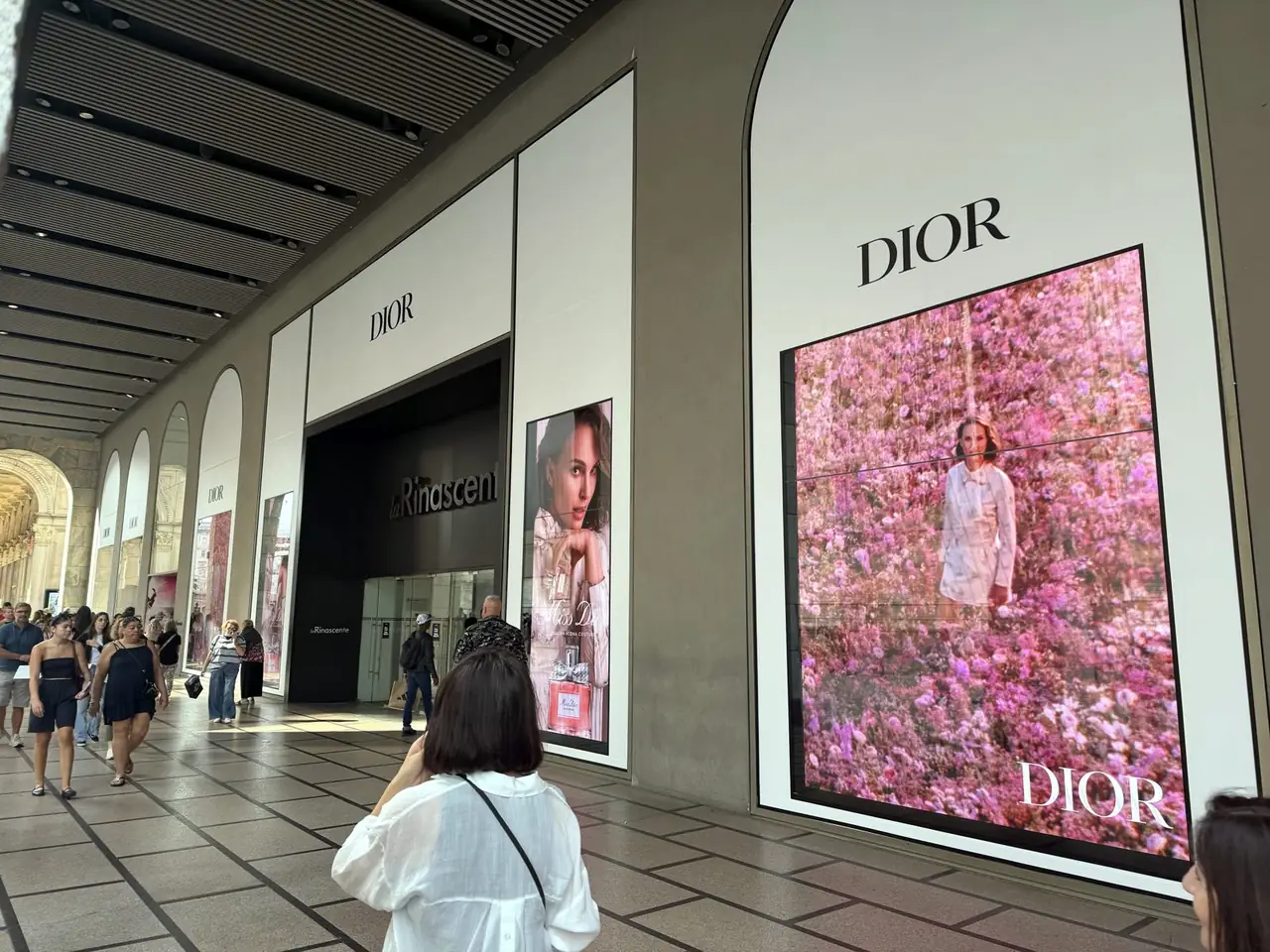 Vetrine digitali LED sotto i portici di Rinascente in piazza Duomo a Milano