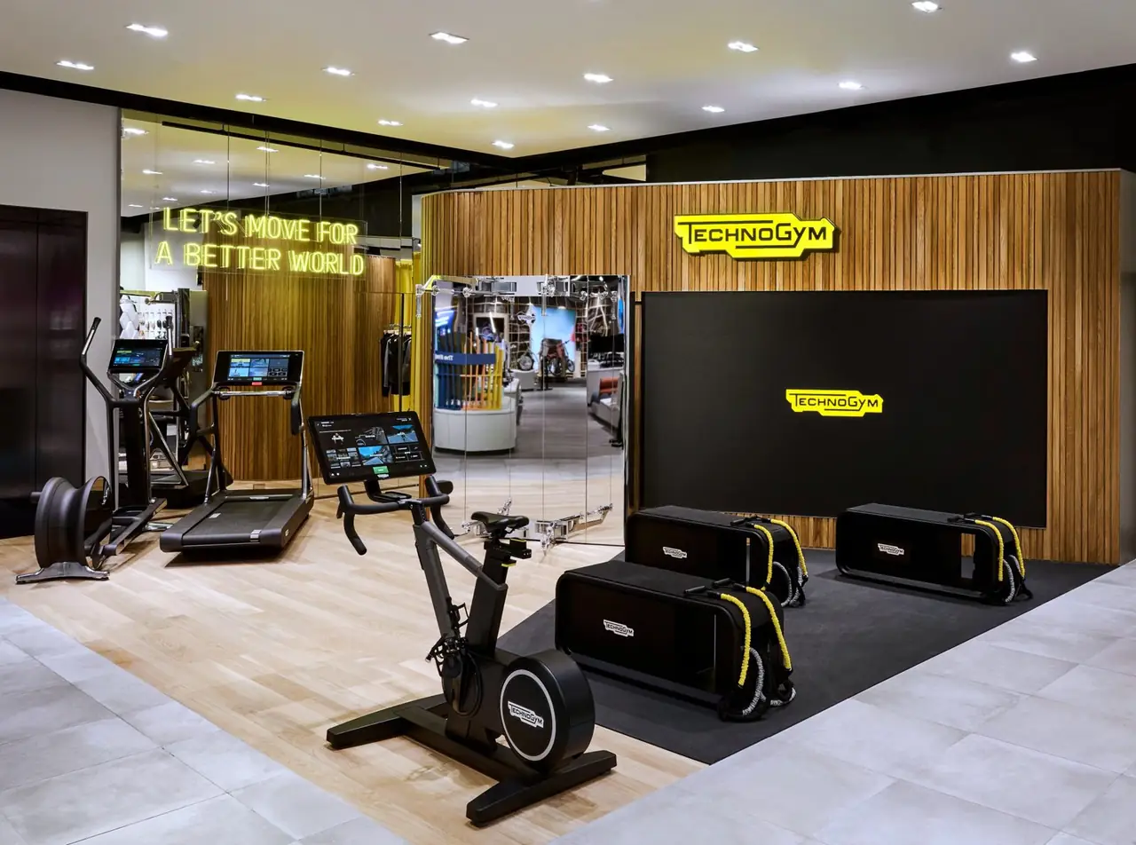 Spazio Technogym da Selfridges a Londra con ledwall integrato nella parete in legno