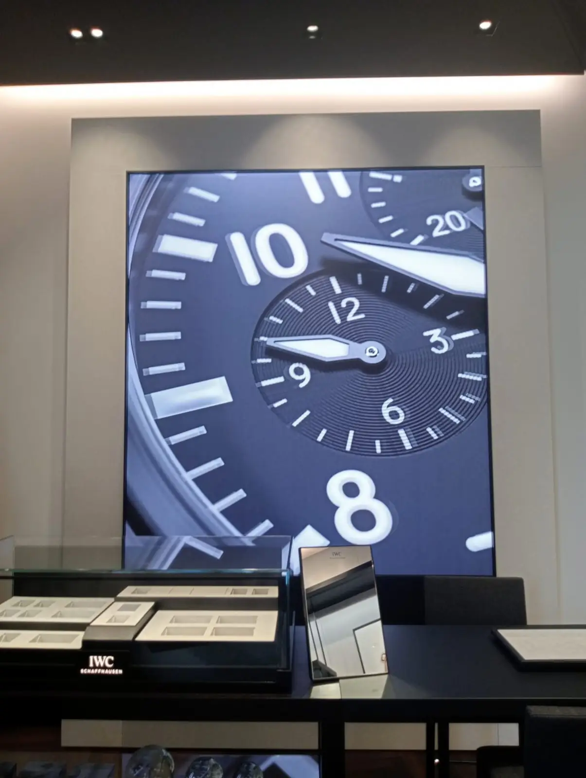 Ledwall a parete dietro il banco di una boutique IWC