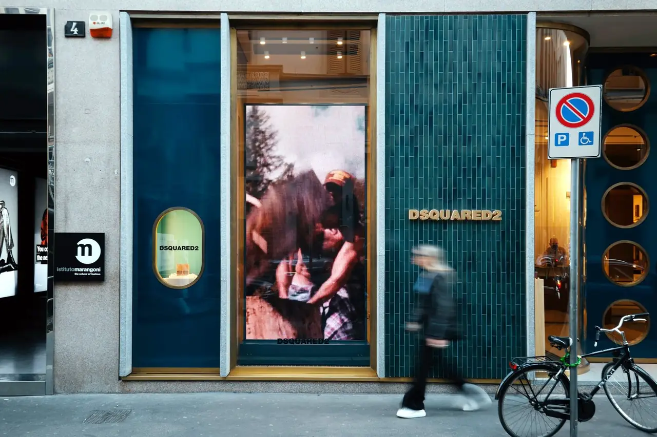 Ledwall verticale nella vetrina della boutique Dsquared2