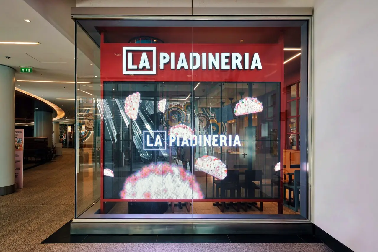 Ledwall trasparente nella vetrina del ristorante La Piadineria in un centro commerciale