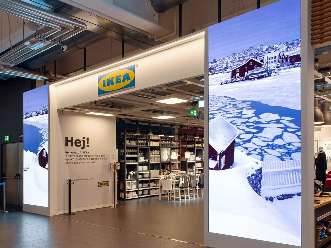 Due colonne LED verticali ai lati dell'ingresso di uno store IKEA