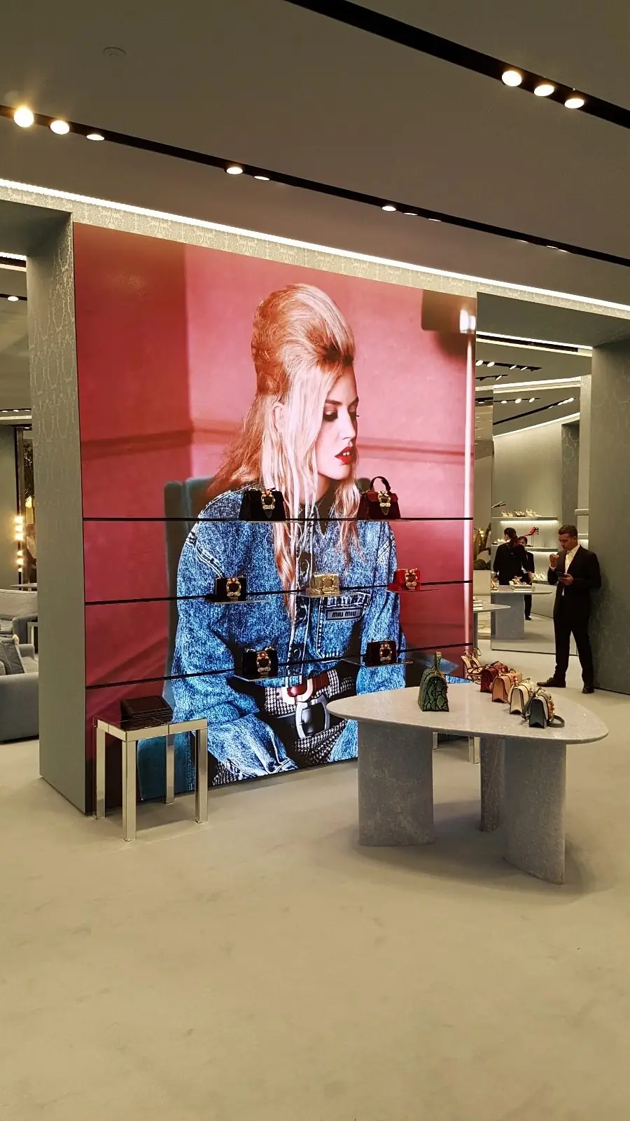 Parete LED con mensole in vetro nella boutique Miu Miu