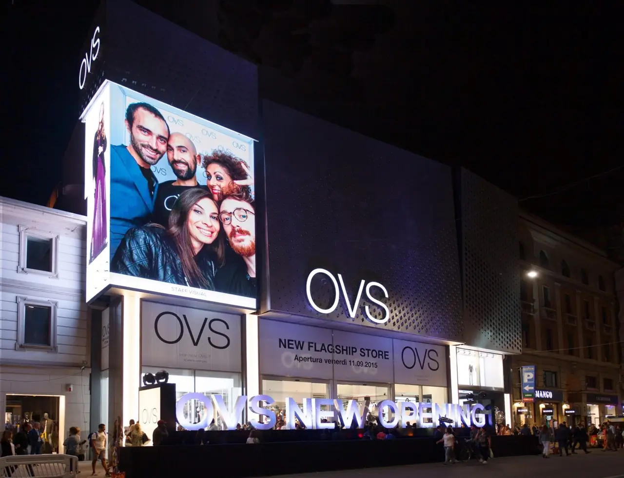 Ledwall d'angolo sulla facciata del flagship store OVS di sera