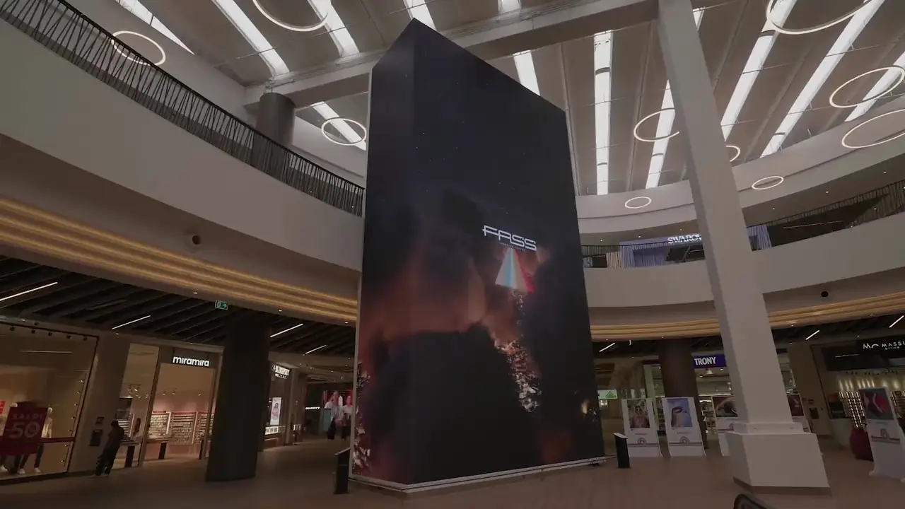 Ledwall monumentali nella galleria di un centro commerciale