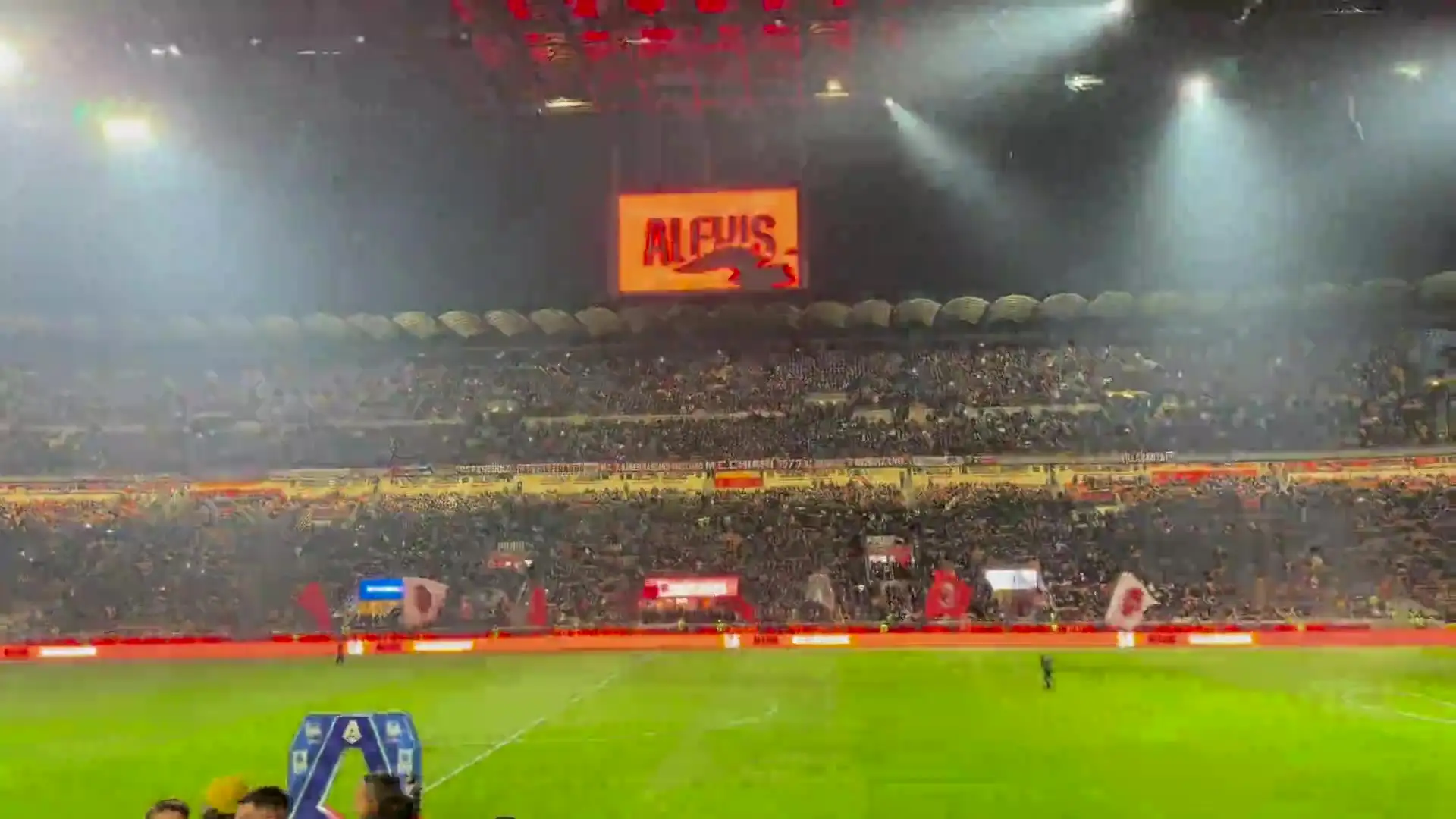 Stadio San Siro di Milano con maxischermi e ledwall bordocampo