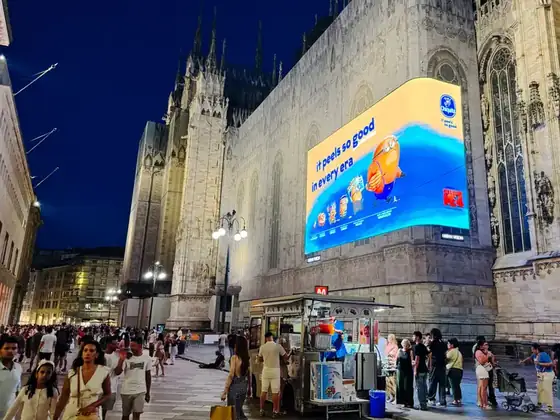 Ledwall Tecnovision in piazza Duomo a Milano