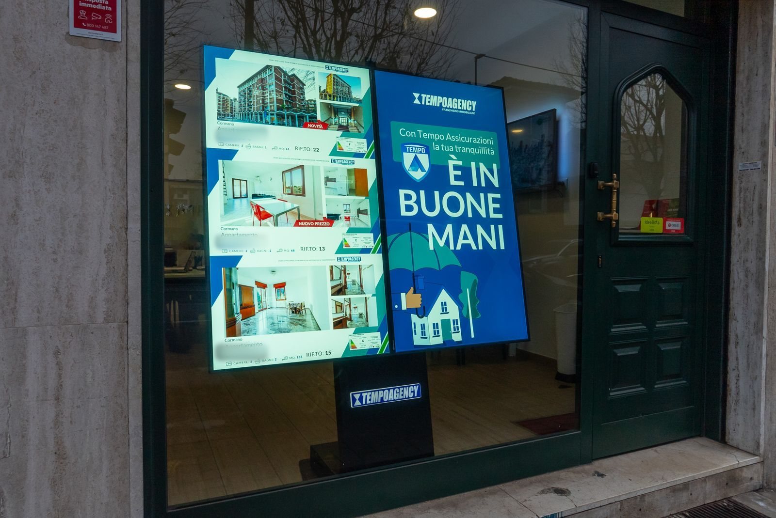 Totem Libro in una vetrina Tempoagency