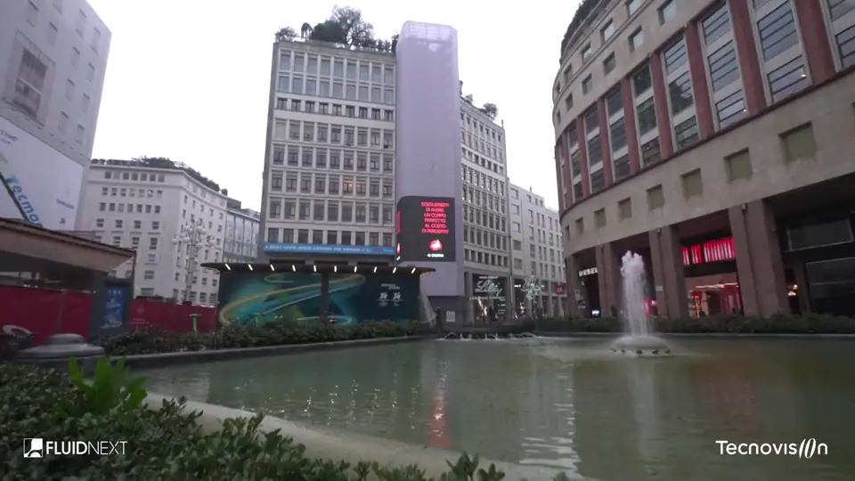 Piazza San Babila a Milano con il ledwall sulla torre, realizzato con One e StreetVOX