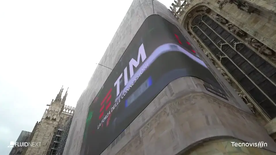 Ledwall curvo Urban Vision sul ponteggio del Duomo di Milano