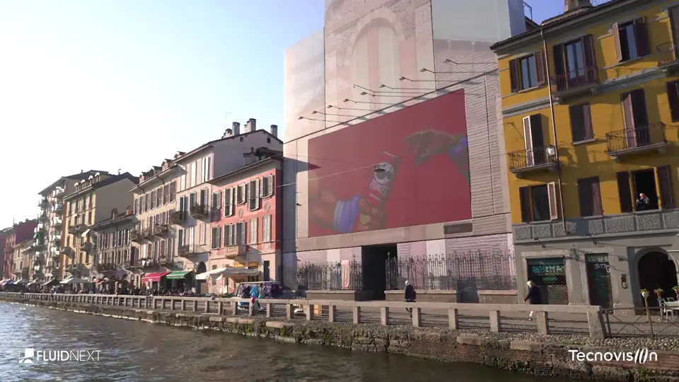 Maxi affissione LED StreetVOX sul Naviglio Grande a Milano