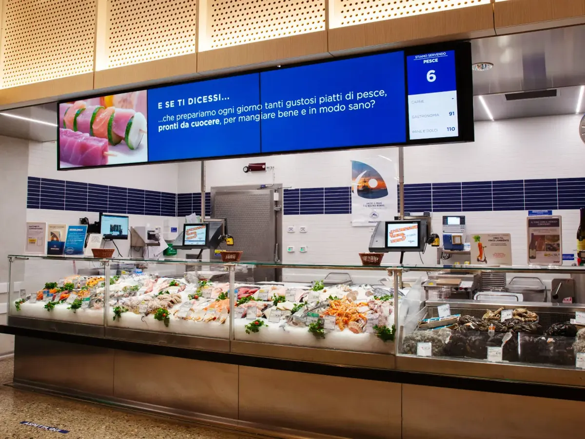 Videowall LCD sopra il banco pescheria di un supermercato Esselunga