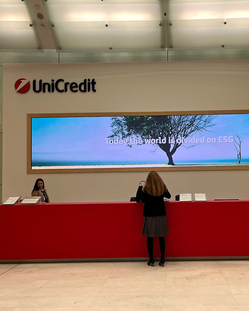 Ledwall nella hall UniCredit sotto il logo del gruppo