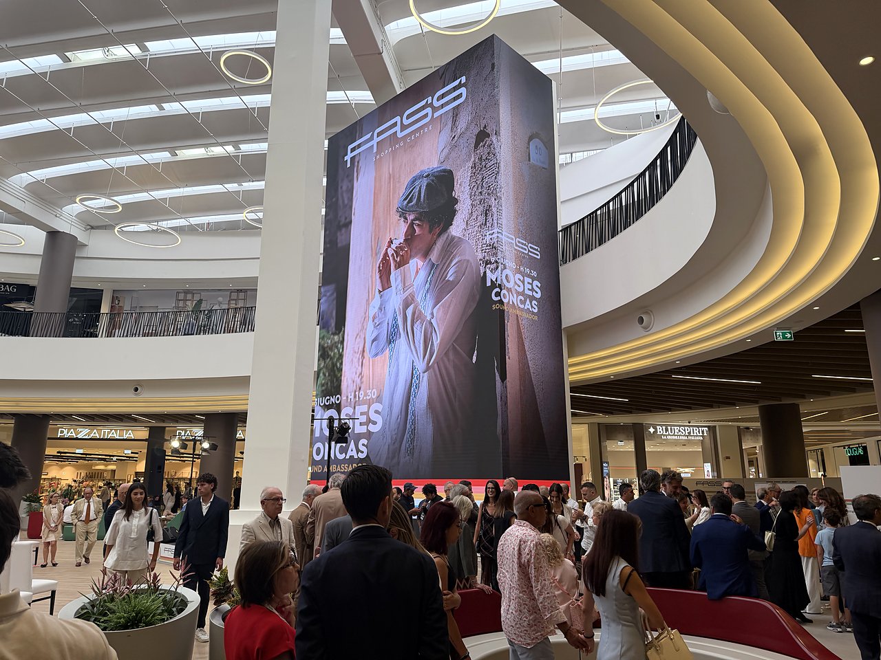 Torre ledwall nella piazza centrale del FASS Shopping Centre