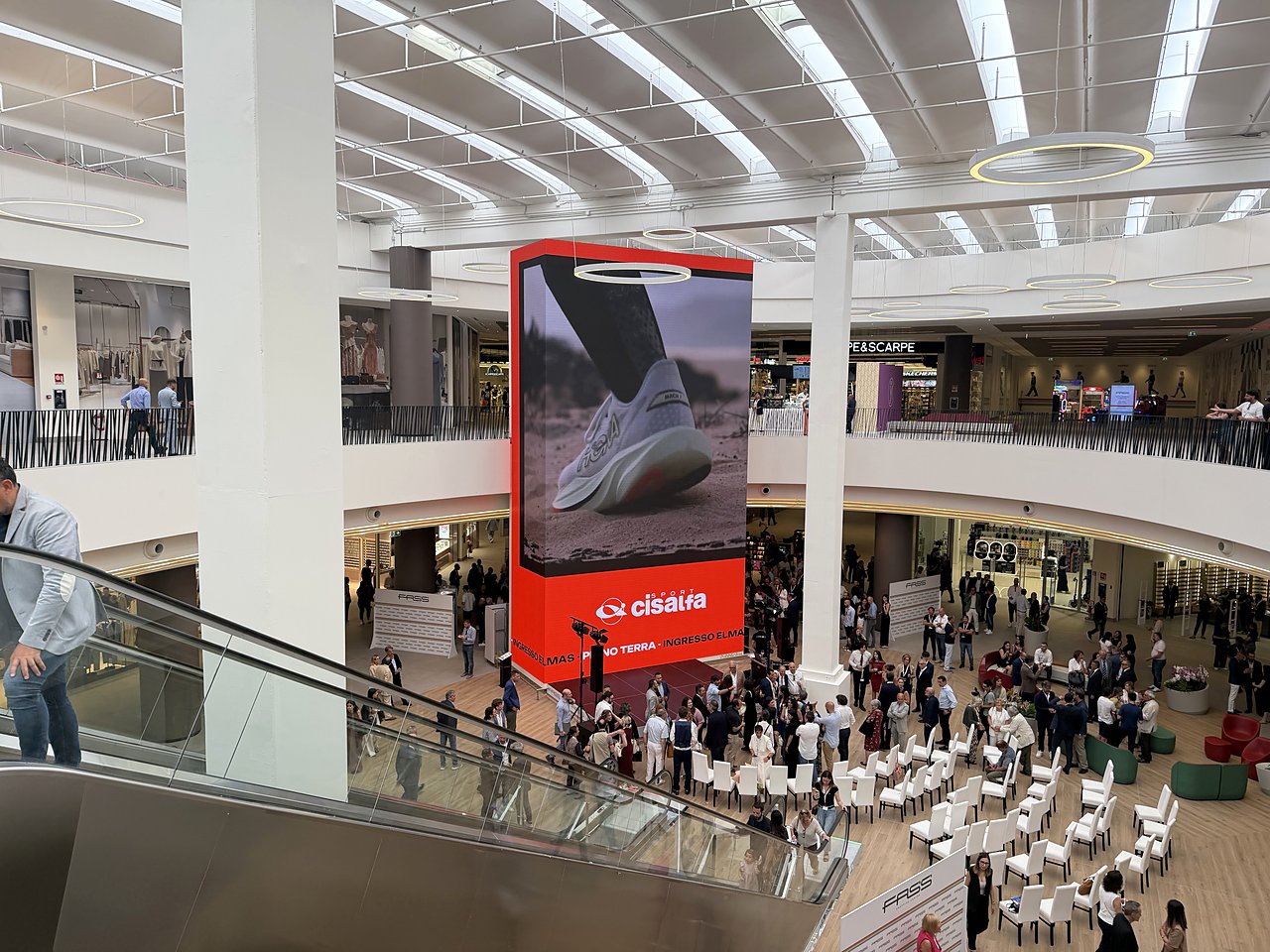 Torre LED vista dalle gallerie del FASS Shopping Centre