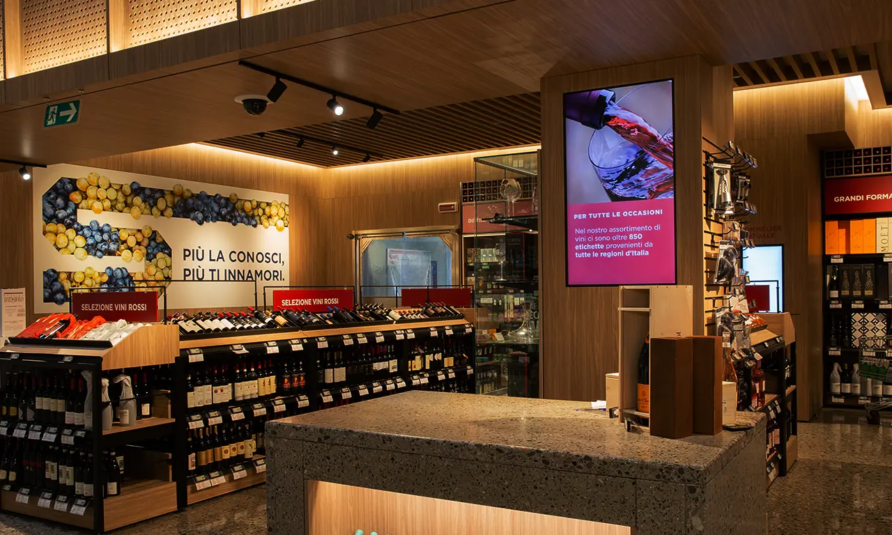 Monitor professionali per il retail media in un supermercato Esselunga