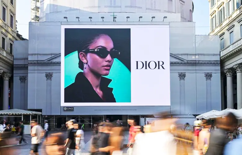 Maxi affissioni LED per la pubblicità DOOH in città