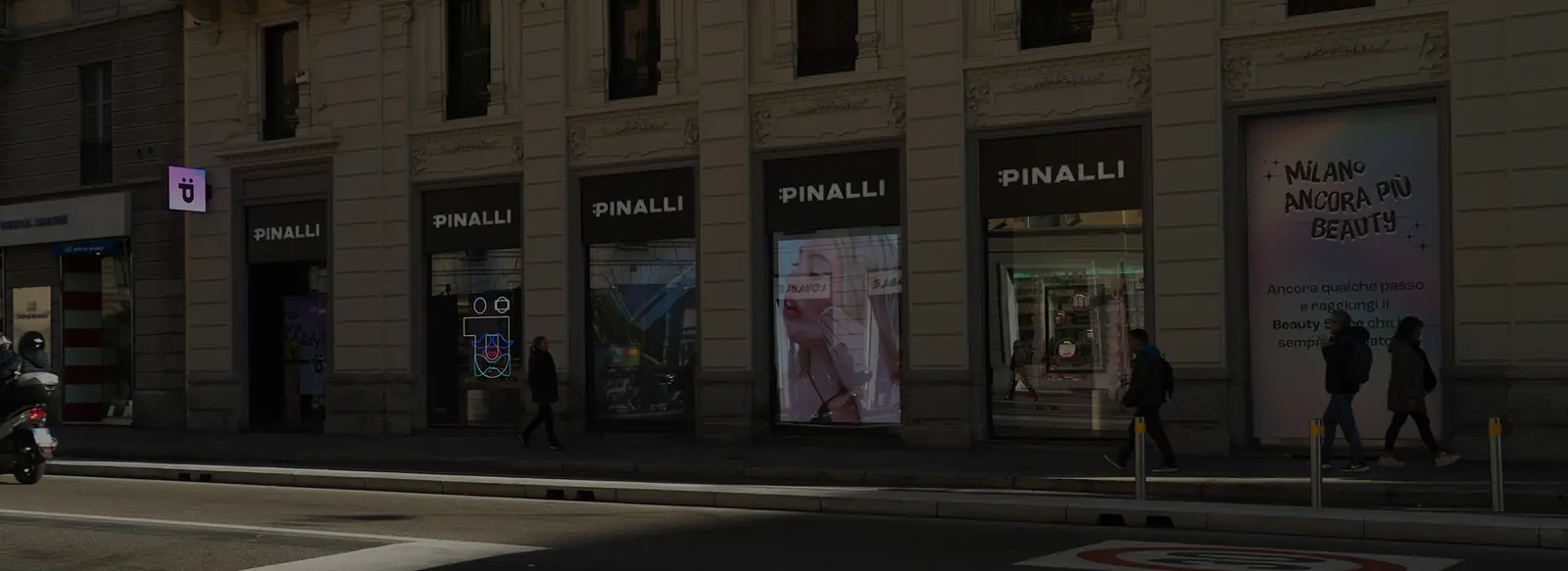 Digital shop windows with LED walls and LCD totems