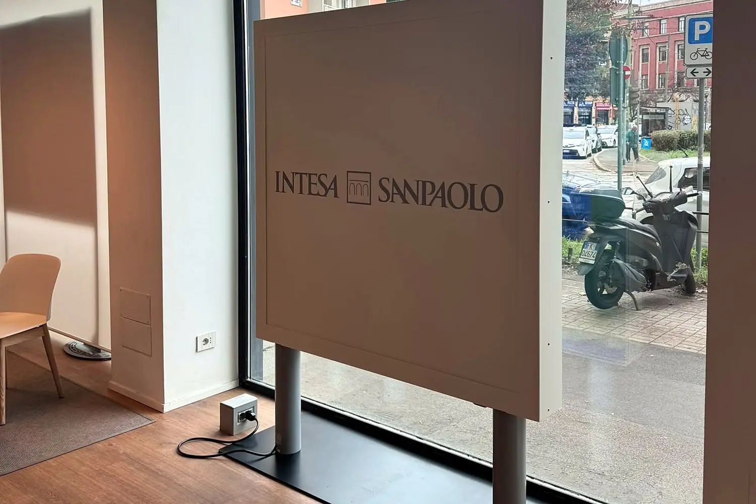 Retro del totem Square Vision LED personalizzato con il logo del cliente