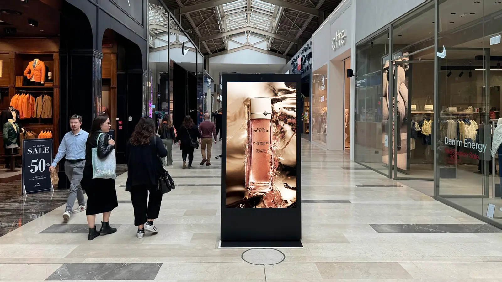 Double-sided totem Epoc Bface 75-inch in a shopping centre