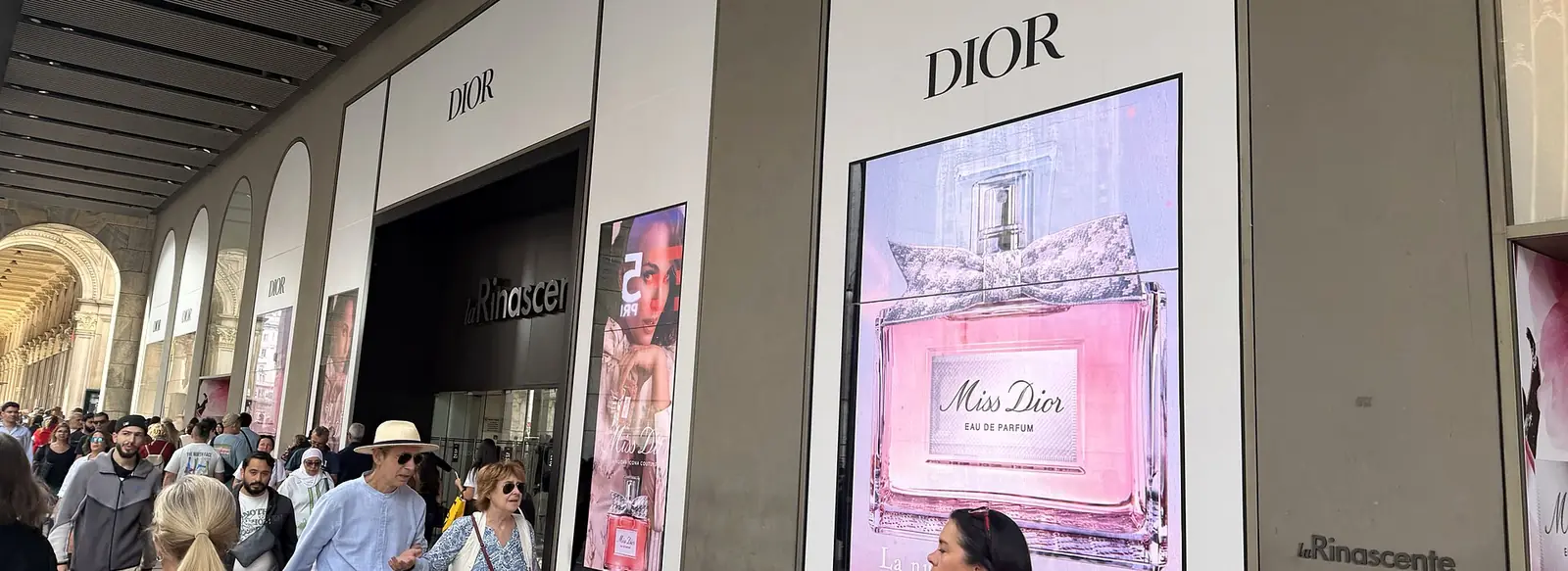 Facciata Rinascente con vetrine digitali e ledwall verticali