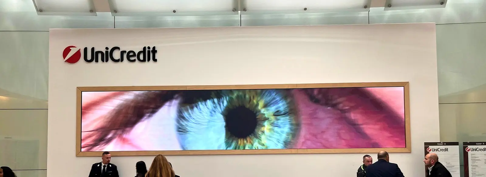 Ledwall panoramico nella hall dell'HQ UniCredit in piazza Gae Aulenti