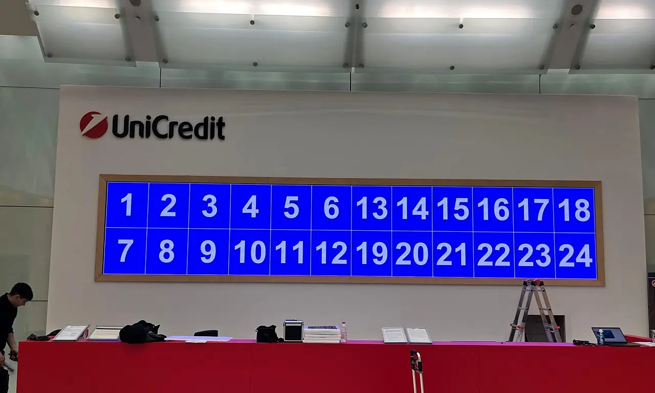 Test dei moduli LED durante l'installazione nella hall UniCredit